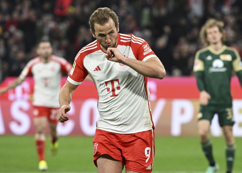 Harry Kane del Bayern Múnich celebra tras marcar un gol ante Union Berlín en la Bundesliga, el miércoles 24 de enero de 2024. El tanto fue anulado por posición adelantada. (Sven Hoppe/dpa vía AP)