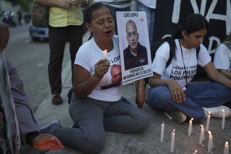 Familiares de detenidos realizan una vigilia pidiendo la libertad de los detenidos tras las polémicas elecciones presidenciales de julio, cerca de la sede del Servicio de Inteligencia Nacional (SEBIN), conocida como El Helicoide, en Caracas, Venezuela, el miércoles 27 de noviembre de 2024. (Foto AP/Ariana Cubillos)