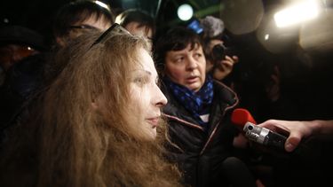 americateve | La integrante de la banda de punk rusa Pussy Riot, Maria Alekhina, habla con los medios al bajar de un tren a su llegada a Mosc&uacute;, Rusia, la noche del lunes 23 de diciembre de 2013. Dos de las integrantes de la banda, Alekhina y Nadezhda Tolokonniko