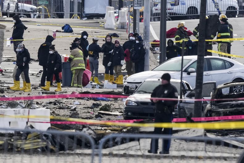 Autoridades investigan el lugar donde cayó un avión en Filadelfia, el 1 de febrero del 2025. (AP foto/Matt Rourke)