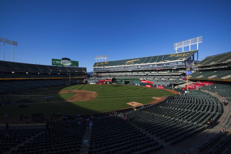 Los fanáticos ingresan a las gradas del estadio de los Atléticos de Oakland, el martes 2 de abril de 2024. (AP Foto/Nic Coury)