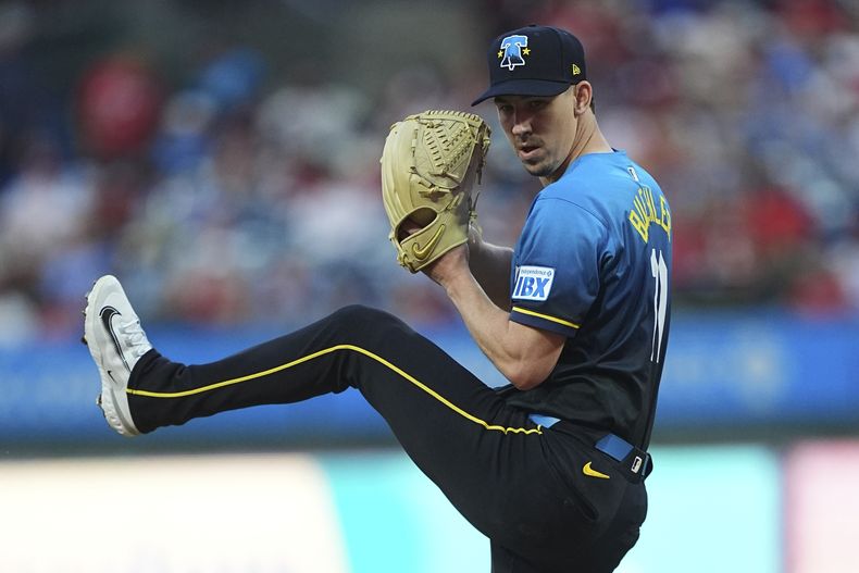 Walker Buehler, de los Filis de Filadelfia, lanza en el juego del viernes 12 de septiembre de 2025, ante los Reales de Kansas City (AP Foto/Matt Rourke)
