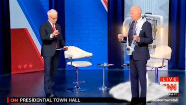 video: una extrana postura de biden durante un foro acumula millones de visualizaciones y desata  avalancha de memes