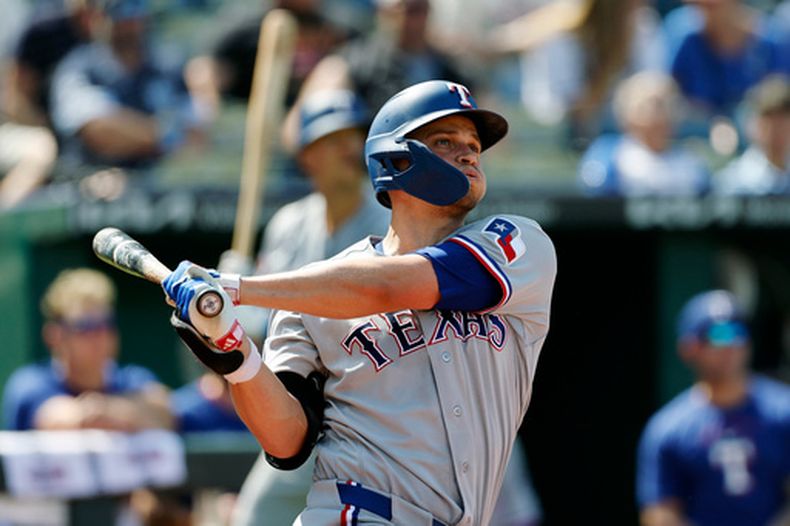 Corey Seager, de los Rangers de Texas, sigue con la mirada el vuelo de la pelota de un cuadrangular durante la tercera entrada del juego de béisbol de Grandes Ligas contra los Reales de Kansas City, el jueves 11 de junio de 2026, en Kansas City, Missouri. (AP Foto/Colin E. Braley)