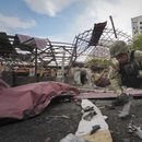 ARCHIVO - Un zapador inspecciona fragmentos de una bomba aérea rusa que alcanzó un área de viviendas e hirió a 10 personas en Járkiv, Ucrania, el 22 de mayo de 2024. (AP Foto/Andrii Marienko, Archivo)