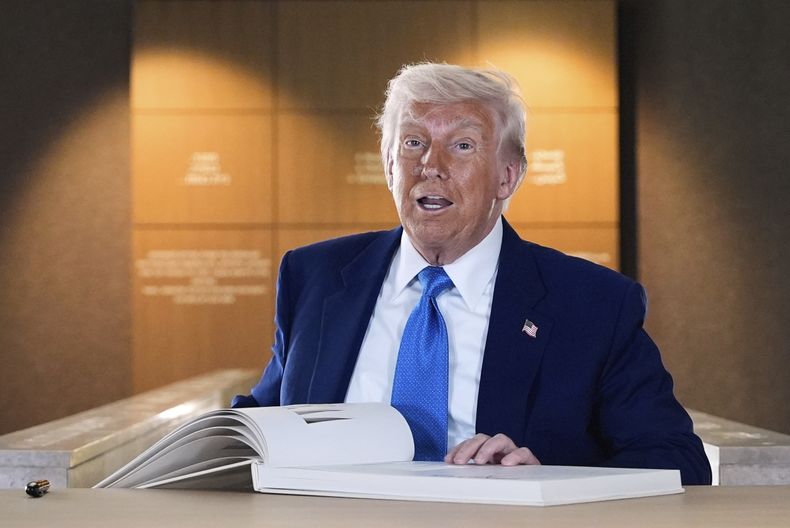 El presidente estadounidense Donald Trump firma un libro de invitados tras recorrer la Casa de la Familia Abrahámica, en Abu Dabi, Emiratos Árabes Unidas, el viernes 16 de mayo de 2025. (AP Foto/Alex Brandon)