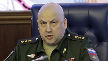 ARCHIVO - El coronel general Serguei Surovikin, comandante de las fuerzas rusas en Siria, habla en una reunión en el Ministerio de Defensa en Moscú, 9 de junio de 2017. El presidente ruso ha logrado enviar al exilio al jefe de Wagner, Yevgeny Prigozhin, que encabezó un motín efímero la semana pasada, pero la suerte de varios generales no está clara. (AP Foto/Pavel Golovkin, File)