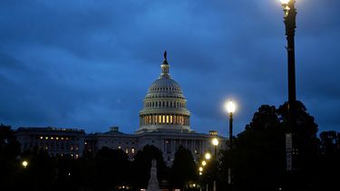 El Capitolio al amanecer del octavo día del cierre de gobierno, el miércoles 8 de octubre de 2025, en Washington. (AP Foto/John McDonnell)