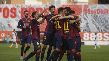 americateve | JUgadores del Barcelona celebran un gol anotado por Lionel Messi (dercha) en el partido contra el Rayo Vallecano el s&aacute;bado 4 de octubre de 2014. (Foto de AP/Andres Kudacki)