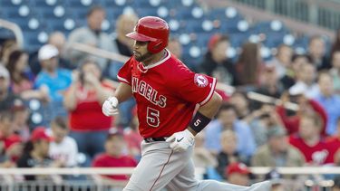 americateve | El dominicano Albert Pujols, de los Angelinos de Los Angeles, da vuelta por la antesala, luego de conectar su jonr&oacute;n n&uacute;mero 499, el martes 22 de abril de 2014, frente a los Nacionales de Washington (AP Foto/Pablo Mart&iacute;nez Monsiv&aacut