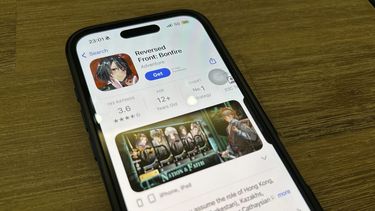 El app Reversed Front: Bonfire en un teléfono celular en Hong Kong el 10 de junio del 2025. (AP foto)