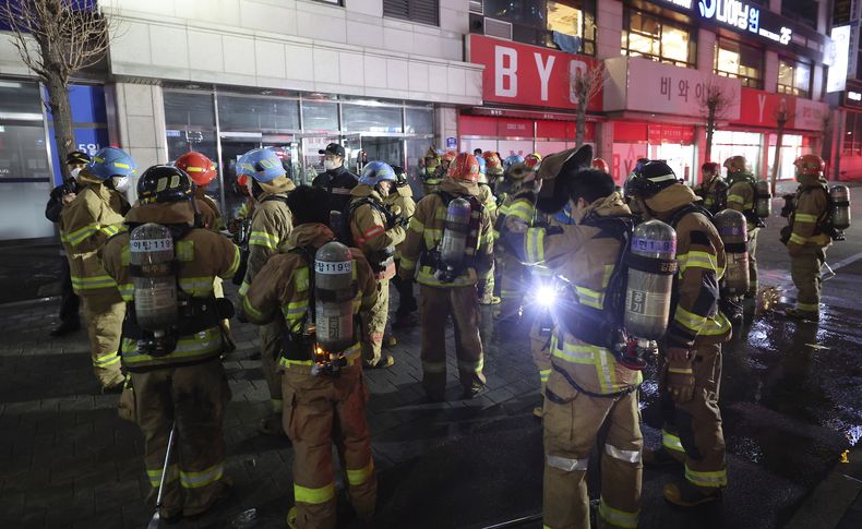 Bomberos se reúnen en el exterior de un edificio comercial en Seongnam, Corea del Sur, viernes 3 de enero de 2025. (Hong Ki-won/Yonhap via AP)