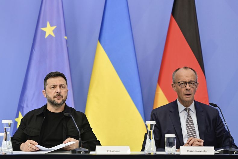 El presidente ucraniano Volodymyr Zelenskyy (izq) con el canciller alemán Friedrich Merz en Berlín el 13 de agosto del 2025. (John MacDougall/Pool Photo via AP)