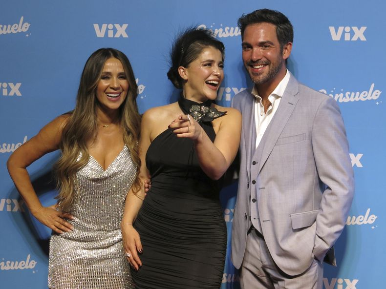 La actriz colombiana Catherine Siachoque, de izquierda a derecha, la actriz mexicana Cassandra Sánchez-Navarro y el actor mexicano Erick Chapa posan en la alfombra roja de la serie de ViX Consuelo, en la Ciudad de México el 10 de abril de 2024. (Foto AP/Berenice Bautista)