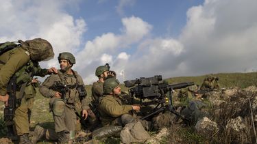 Reservistas israelíes y equipos de tanques participan en maniobras de formación en el frente libanés, en los Altos del Golán controlados por Israel, el 4 de enero de 2024. (AP Foto/Ohad Zwigenberg)
