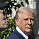 El presidente estadounidense Donald Trump y el director general de Tesla, Elon Musk, hablan con reporteros cerca de vehículos de Tesla en el jardín sur de la Casa Blanca, en Washington, el martes 11 de marzo de 2025. (Pool vía AP)