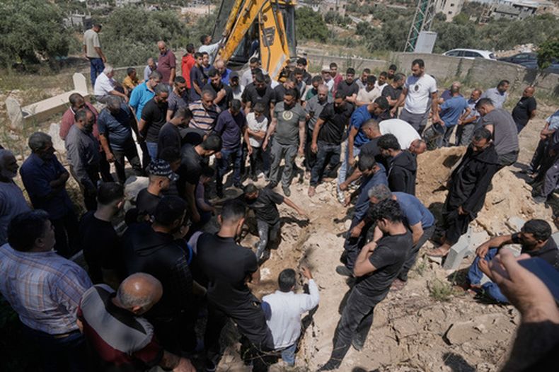 Palestinos entierran el cuerpo de Mustafa al-Khatib, abatido por soldados israelíes la aldea de Sarta, Cisjordania, el 25 de junio del 2026. (AP foto/Majdi Mohammed)