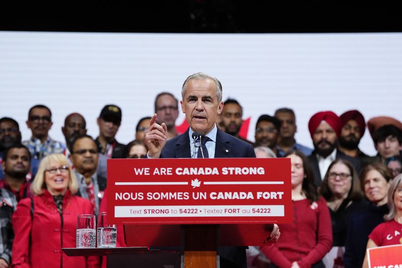 El primer ministro de Canadá, Mark Carney, habla con partidarios en el escenario en su sede de campaña tras la victoria del Partido Liberal en las elecciones federales, en Ottawa, el martes 29 de abril de 2025. (Justin Tang//The Canadian Press via AP)