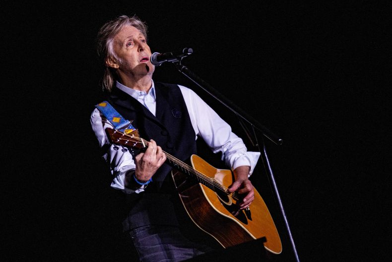 ARCHIVO - Paul McCartney durante su presentación en el Festival de Glastonbury en Worthy Farm, Somerset, Inglaterra el sábdo 25 de junio de 2022. McCartney se presentó en concierto en el Foro Sol de la Ciudad de México el 14 de noviembre de 2023. (Foto Joel C Ryan/Invision/AP)