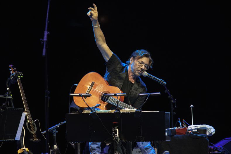 El guitarrista estadounidense Al Di Meola levanta una mano durante su concierto en el foro Arenele Romane en Bucarest, Rumania, el 27 de septiembre de 2023. Di Meola sufrió un infarto durante una actuación en la capital rumana. Se encuentra en condición estable y recibiendo tratamiento, dijo el jueves un vocero del hospital en el que fue ingresado. (Foto AP/Dragos Cristescu)