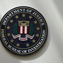 El sello del FBI en una oficina en Omaha, Nebraska, el 10 de agosto de 2022. (Foto AP/Charlie Neibergall)