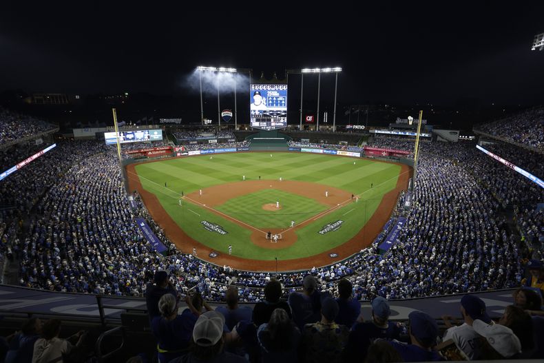 Los Yankees de Nueva York y los Reales de Kansas City juegan el Juego 4 de una serie de playoffs de béisbol de la División de la Liga Americana, el jueves 10 de octubre de 2024, en Kansas City, Missouri. (AP Foto/Colin Braley)