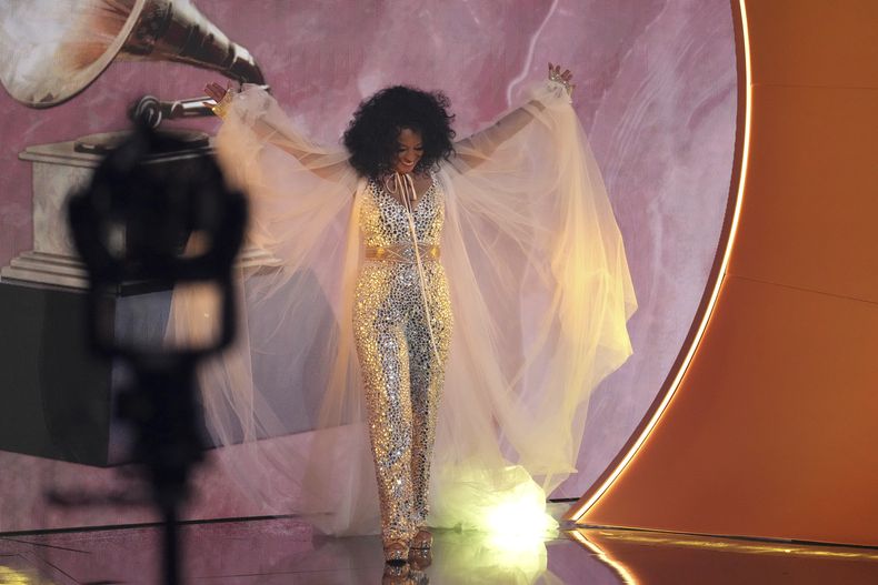 Diana Ross presenta el premio a la canción del año durante la 67ª entrega anual de los Grammy el domingo 2 de febrero de 2025 en Los Ángeles. (Foto AP/Chris Pizzello)
