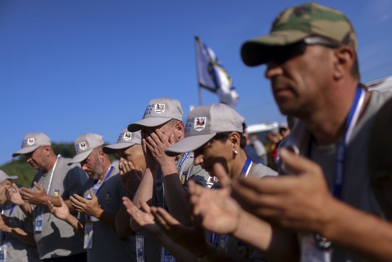 Musulmanes bosnios rezan antes de la Marcha de la Paz en el aniversario de la masacre de Srebrenica de 1995, en Nezuk, Bosnia, sábado 8 de julio de 2023. (AP Foto/Armin Durgut)