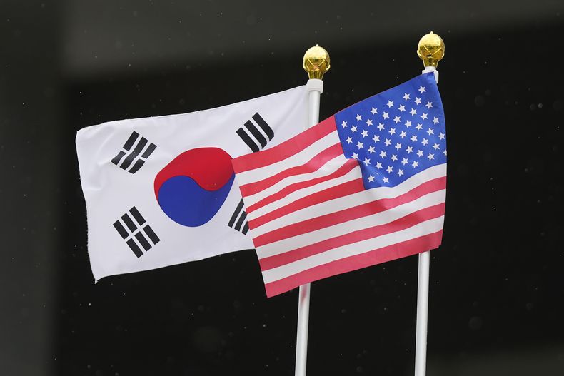 ARCHIVO - Banderas de Corea del Sur y Estados Unidos ondean ante el Museo Nacional de Historia Contemporánea Coreana en Seúl, Corea del Sur, el 25 de abril de 2023. Los ejércitos de Corea del Sur y Estados Unidos preparaban el jueves grandes maniobras con fuego real cerca de la frontera con Corea del Norte, pese a las advertencias de Pyongyang de que no toleraría lo que describió como un hostil ensayo de invasión a sus puertas. (AP Foto/Lee Jin-man, Archivo)