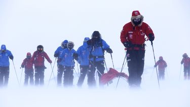 americateve | Una foto del evento Caminando con los heridos en un reto en el Polo Sur.el s&aacute;bado 7 de diciembre del 2013 muestra al pr&iacute;ncipe Enrique, derecha, durante un entrenamiento cerca de Novo, Ant&aacute;rctida, antes de una carrera de caridad. Los o