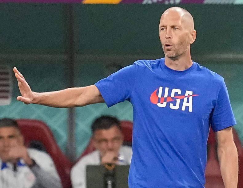 ARCHIVO - El seleccionador estadounidense Gregg Berhalter da indicaciones durante el partido de octavos de final de la Copa del Mundo ante Holanda, el 3 de diciembre de 2022, en Doha (AP Foto/Ebrahim Noroozi, archivo)