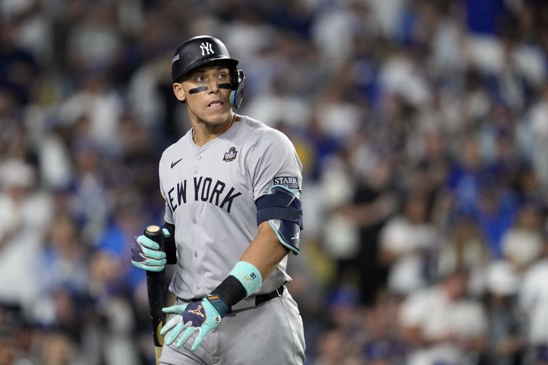 Aaron Judge, de los Yankees de Nueva York, vuelve a la caseta luego de poncharse en el segundo juego de la Serie Mundial ante los Dodgers de Los Ángeles, el sábado 26 de octubre de 2024 (AP Foto/Godofredo A. Vásquez)