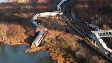 americateve | 4 muertos. El hecho ocurrió en una estación del barrio del Bronx. El convoy se dirigía a la Estación Central. Hay cerca de 40 heridos