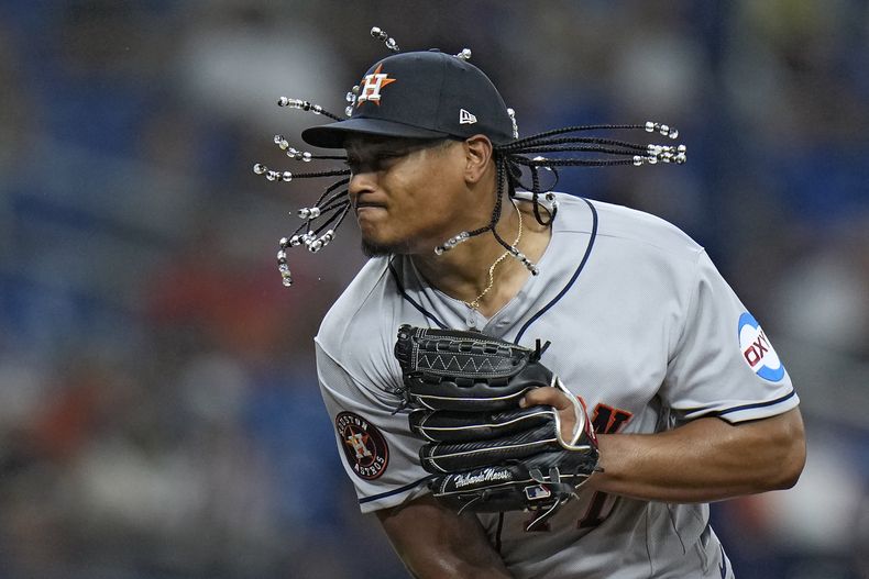 Luis García de los Astros de Houston lanza ante los Rays de Tampa Bay, el martes 25 de abril de 2023, en St. Petersburg, Florida. (AP Foto/Chris OMeara)