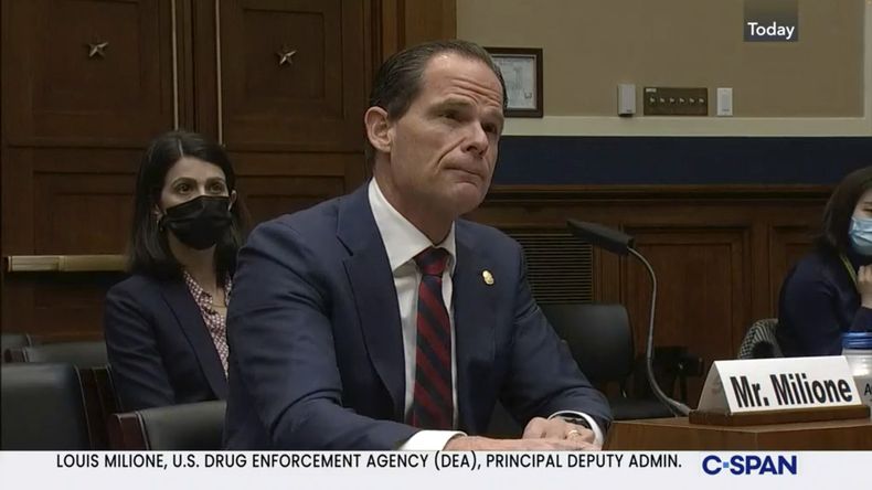 El subdirector de la DEA, Louis Milione, habla ante una comisión del Congreso en el Capitolio, en Washington, el 2 de diciembre de 2021. Foto tomada de video suministrada por C-SPAN. (C-SPAN vía AP)