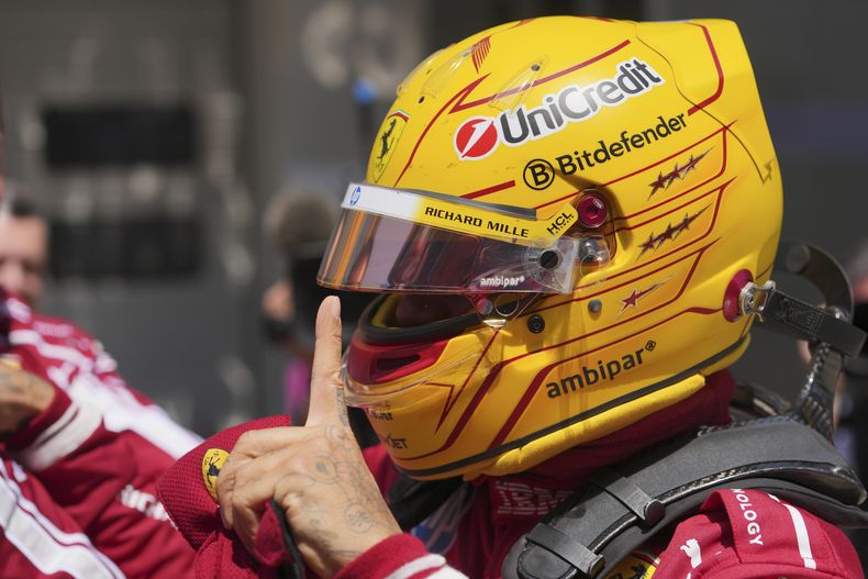 Lewis Hamilton, piloto británico de Ferrari, celebra después de ganar la carrera sprint previo a la clasificación del Gran Premio de China de Fórmula 1, en el circuito internacional de Shanghai, el sábado 22 de marzo de 2025, en Shanghai. (AP Foto/Andy Wong)
