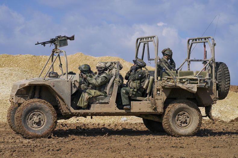 Soldados israelíes conducen cerca de la frontera con Gaza, el 6 de febrero de 2024. (AP Foto/Tsafrir Abayov)