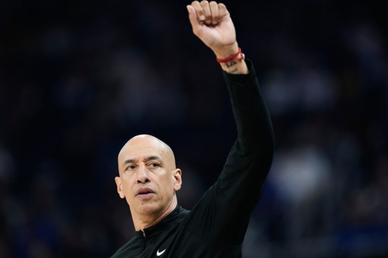 Doug Christie, entrenador principal de los Kings de Sacramento, hace gestos durante la primera mitad de un juego de baloncesto de la NBA contra los Warriors de Golden State, el martes 7 de abril de 2026, en San Francisco. (Foto AP/Godofredo A. Vásquez)