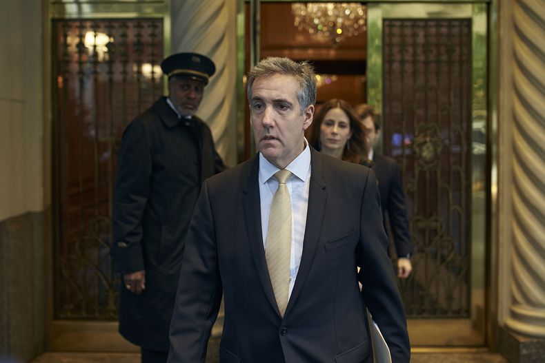 Michael Cohen sale de su edificio de apartamentos camino al tribunal penal de Manhattan, el jueves 16 de mayo de 2024, en Nueva York. (AP Foto/Andres Kudacki)