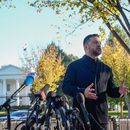 El presidente de Ucrania, Volodymyr Zelenskyy, habla a la prensa en el parque de Lafayette Park al otro lado de la calle de la Casa Blanca, tras una reunión con el presidente de Estados Unidos, Donald Trump, el viernes 17 de octubre de 2025, en Washington. (AP Foto/Manuel Balce Ceneta)