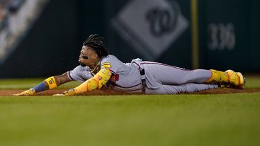 El venezolano Ronald Acuña Jr. se desliza en la antesala al conectar un triple ante los Nacionales de Washington, el jueves 21 de septiembre de 2023 (AP Foto/Andrew Harnik)