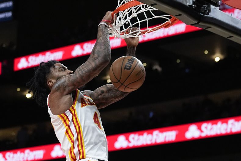Saddiq Bey, alero de los Hawks de Atlanta, anota frente a los Wizards de Washington en la segunda mitad del partido dle miércoles 1 de noviembre de 2023 (AP Foto/John Bazemore)