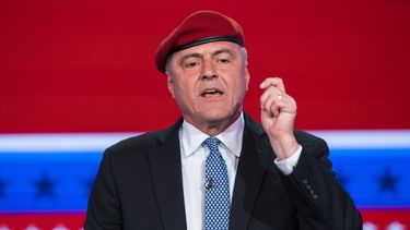 En esta imagen de archivo, el candidato republicano a la alcaldía de la ciudad de Nueva York y fundador del grupo antidelincuencia Ángeles de la Guarda, Curtis Sliwa, interviene en un debate en Nueva York, el 26 de octubre de 2021. (Eduardo Muñoz/Pool Foto vía AP)