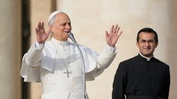 El papa León XIV salud a los fieles antes de presidir una misa especial por el Jubileo de los Pobres en la Plaza de San Pedro en el Vaticano, el domingo 16 de noviembre de 2025. (AP Foto/Gregorio Borgia)