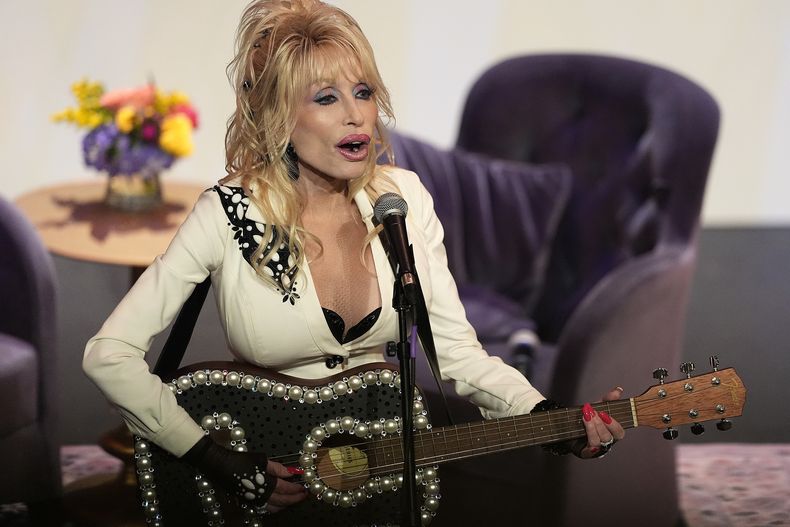 Dolly Parton actúa durante un evento para celebrar la expansión en todo el estado de Missouri de su programa de libros gratuitos Imagination Library, el martes 27 de agosto de 2024, en Kansas City, Missouri. (Foto AP/Charlie Riedel)