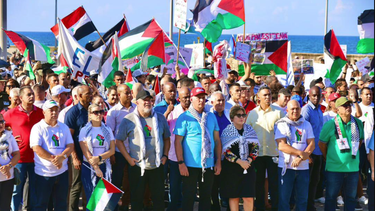 Díaz-Canel marcha junto con su esposa y rodeado de agentes de la Seguridad del Estado frente a la Embajada de EEUU en La Habana  por Palestina, sin mencionar las atrocidades de Hamás