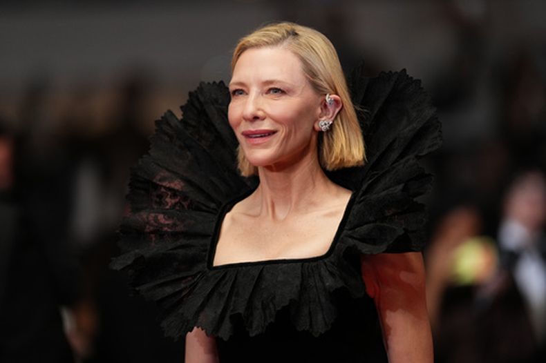 Cate Blanchett posa a su llegada al estreno de la película Paper Tiger en el 79º Festival Internacional de Cine de Cannes, en el sur de Francia, el sábado 16 de mayo de 2026. (Foto Scott A Garfitt/Invision/AP)
