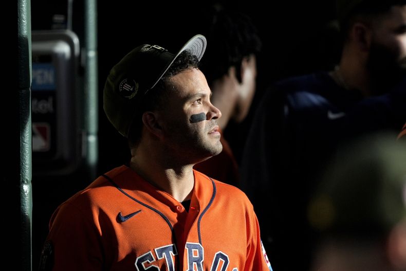 El venezolano José Altuve, de los Astros de Houston, mira al campo durante el juego del viernes 19 de mayo de 2023, ante los Atléticos de Oakland (AP Foto/David J. Phillip)