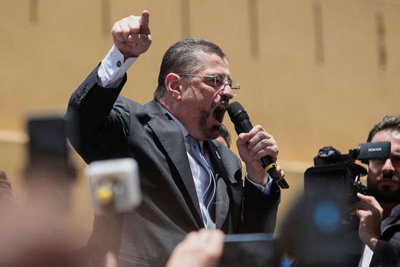 ARCHIVO - El presidente costarricense Rodrigo Chaves les habla a sus partidarios tras dirigirse a una comisión legislativa que analiza una solicitud de la Corte Suprema para que se le retire la inmunidad y pueda ser juzgado por cargos de corrupción, el 22 de agosto de 2025, en San José, Costa Rica. (AP Foto/José Díaz, archivo)