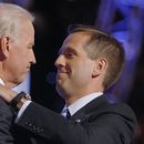 ARCHIVO - El entonces candidato vicepresidencial demócrata, senador Joe Biden, abraza a su hijo Beau Biden en la convención nacional demócrata en Denver, 27 de agosto de 2008. (AP Foto/Charles Dharapak, File)